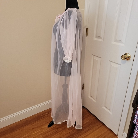Sheer Pink Embroidered Vintage Robe Size Med. - Picture 3 of 6